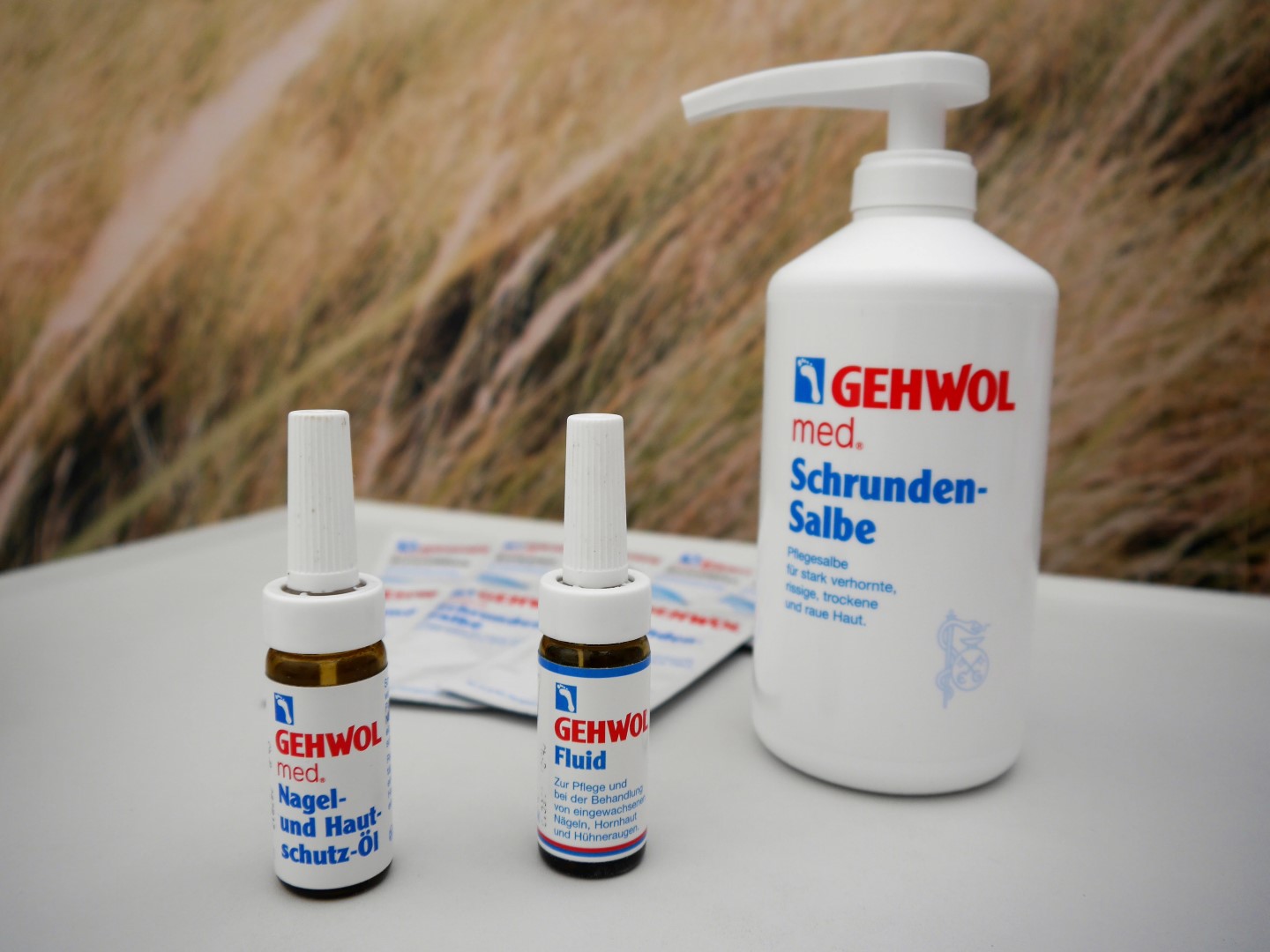 Fußpflegeprodukte auf Behandlungstisch