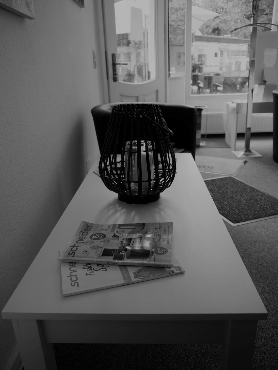 Wartebereich mit Tisch und Dekoration